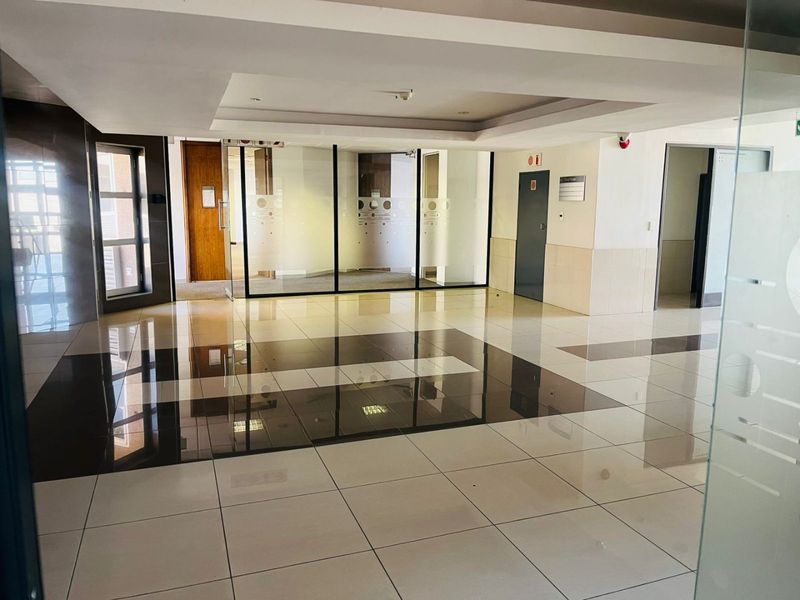 Prime Secure Office Park in Parktown CBD – Spacious Office to Rent - Photo 3