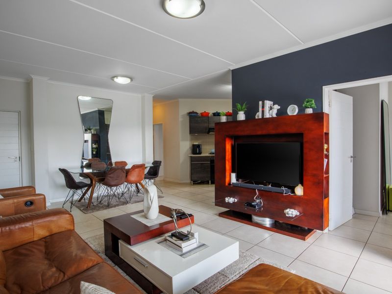 Stunning Modern Garden Apartment in Stylish Westlake Eco Estate - Photo 2