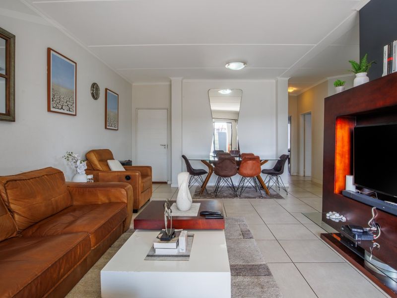 Stunning Modern Garden Apartment in Stylish Westlake Eco Estate - Photo 3