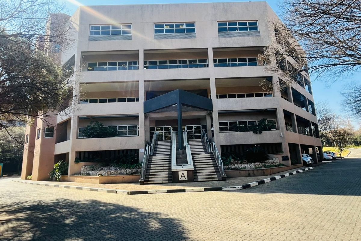 Prime Secure Office Park in Parktown CBD – Spacious Office to Rent - Photo 3