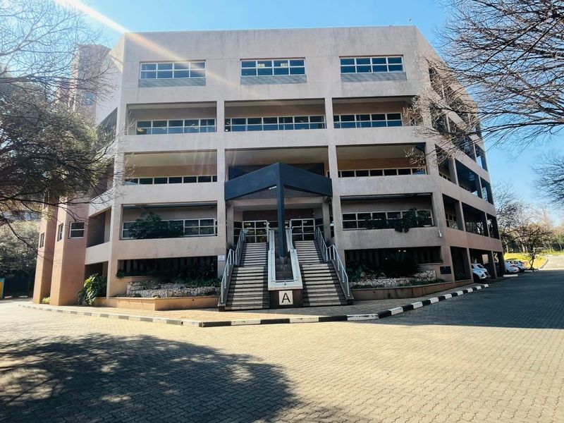 Prime Secure Office Park in Parktown CBD – Spacious Office to Rent - Photo 3