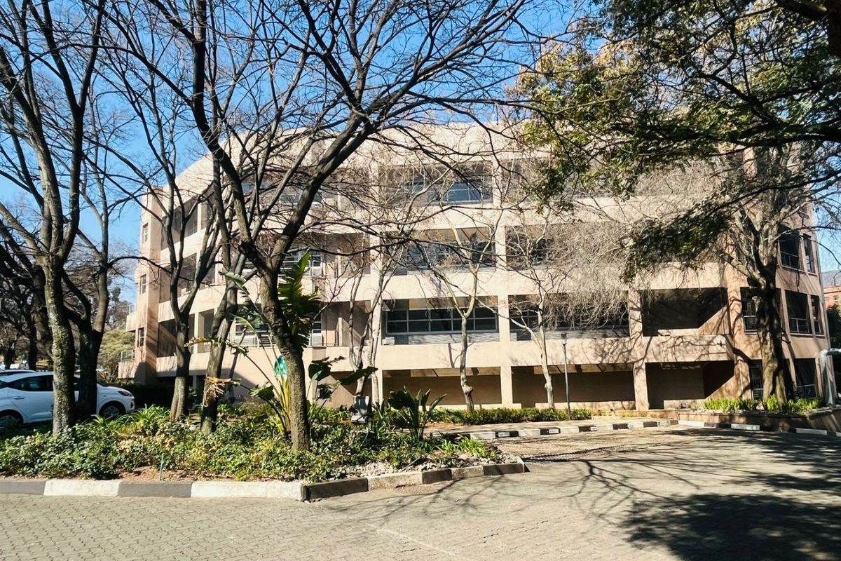 Prime Secure Office Park in Parktown CBD – Spacious Office to Rent - Photo 2