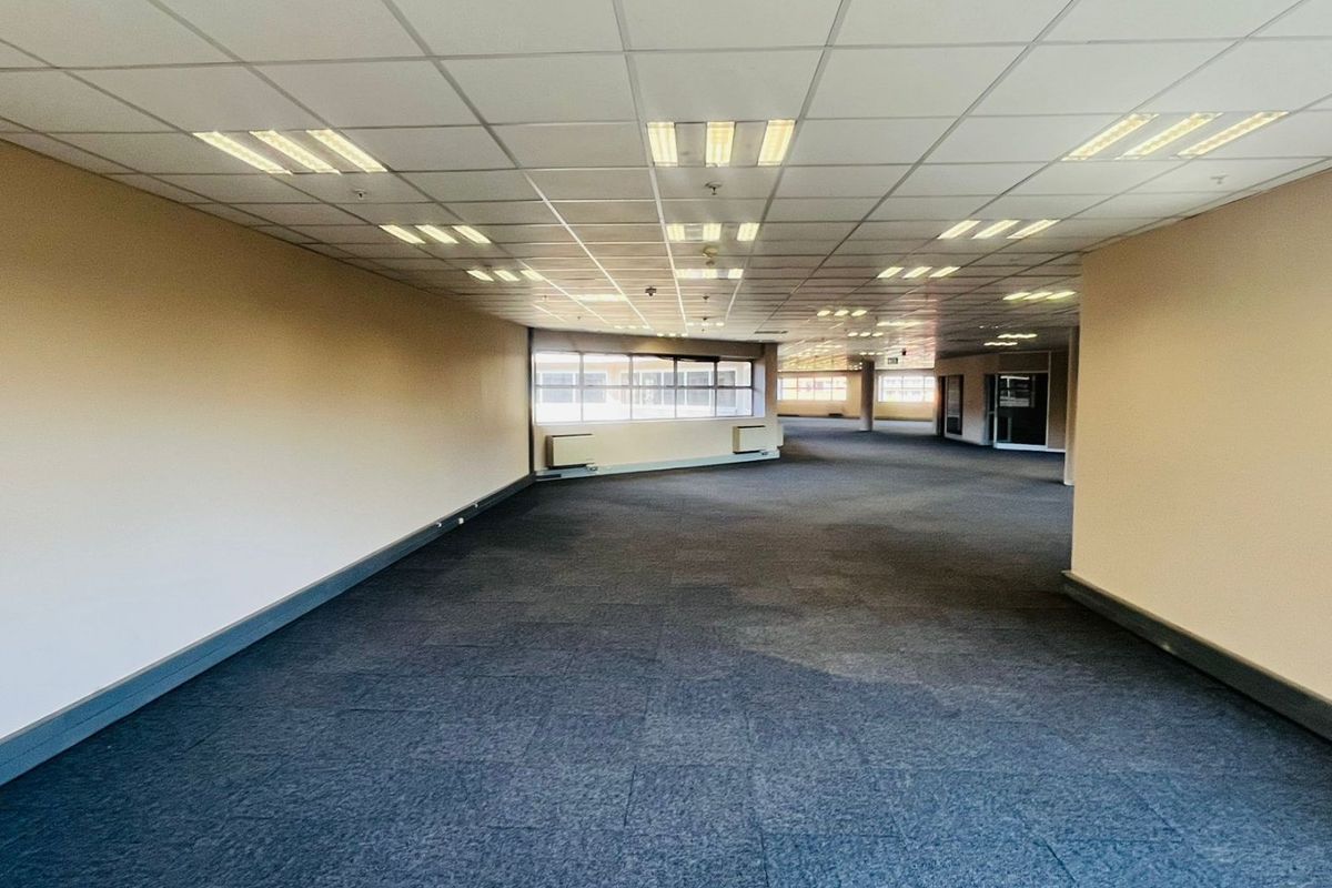 Prime Secure Office Park in Parktown CBD – Spacious Office to Rent - Photo 4