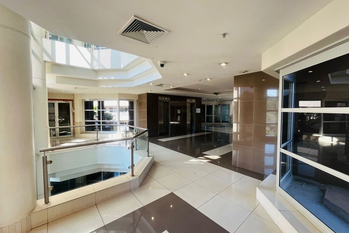 Prime Secure Office Park in Parktown CBD – Spacious Office to Rent - Photo 2