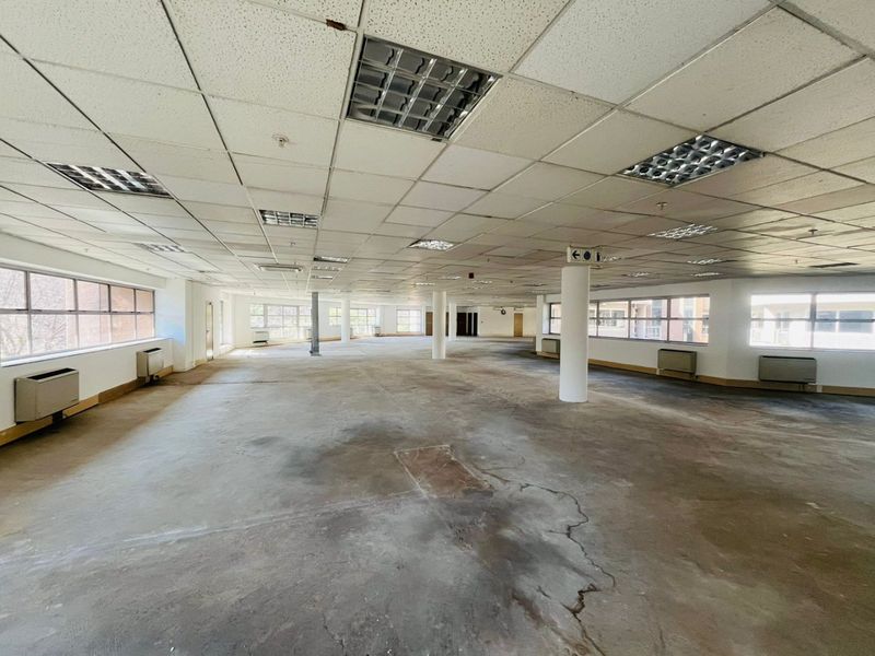 Prime Secure Office Park in Parktown CBD – Spacious Office to Rent - Photo 5