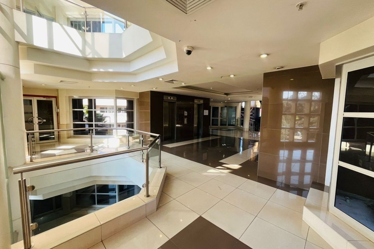 Prime Secure Office Park in Parktown CBD – Spacious Office to Rent - Photo 3
