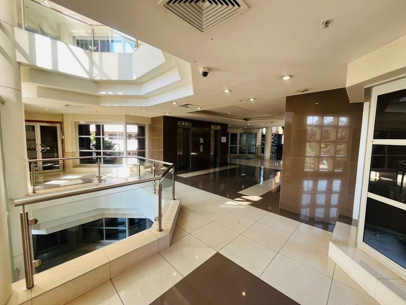 Prime Secure Office Park in Parktown CBD – Spacious Office to Rent - Photo 3