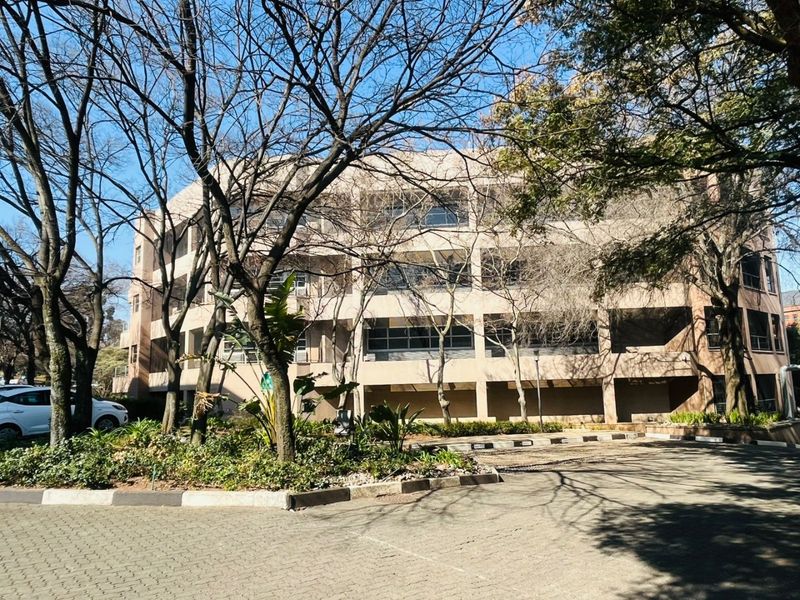 Prime Secure Office Park in Parktown CBD – Spacious Office to Rent - Photo 8
