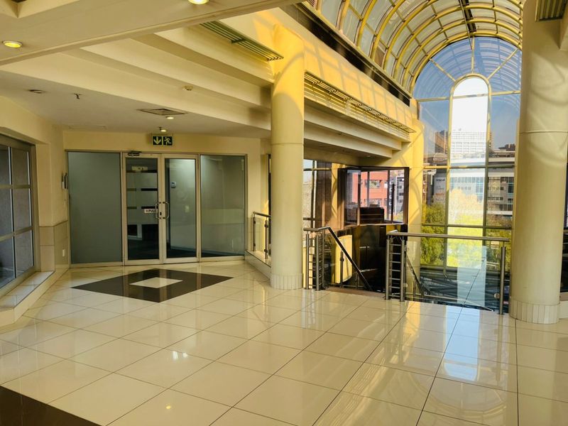Prime Secure Office Park in Parktown CBD – Spacious Office to Rent - Photo 6