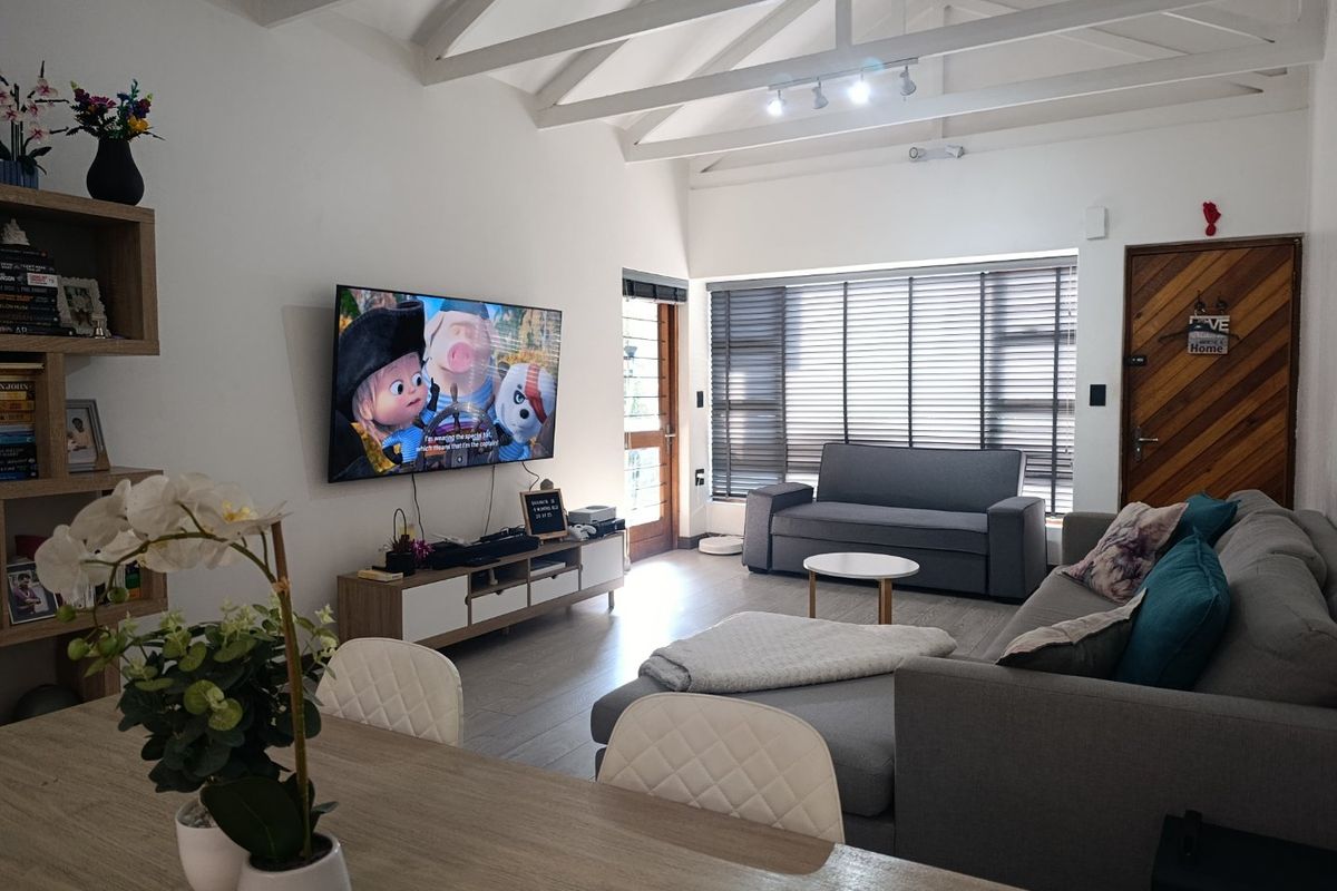 Stylish 2 bedroom beauty ready for you to move-in! - Photo 5