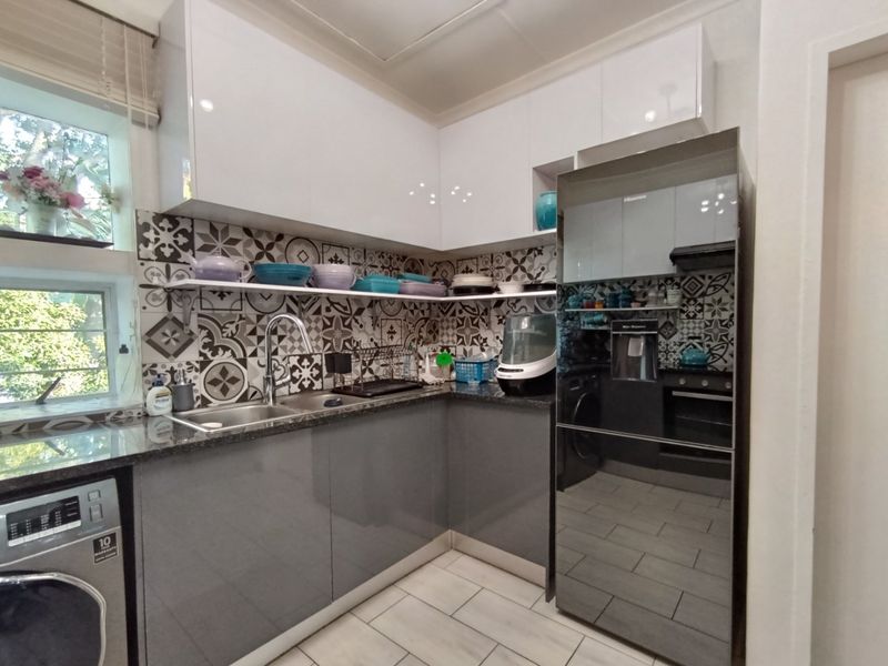 Stylish 2 bedroom beauty ready for you to move-in! - Photo 10