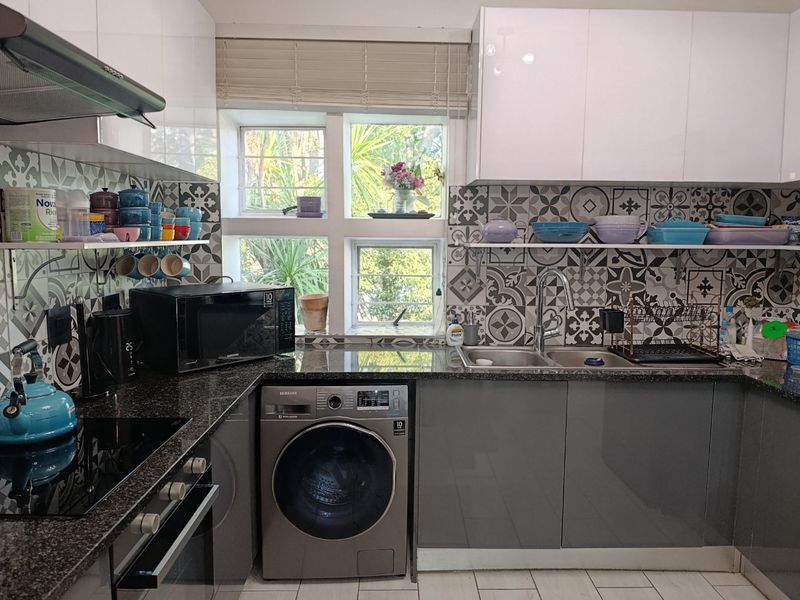 Stylish 2 bedroom beauty ready for you to move-in! - Photo 9