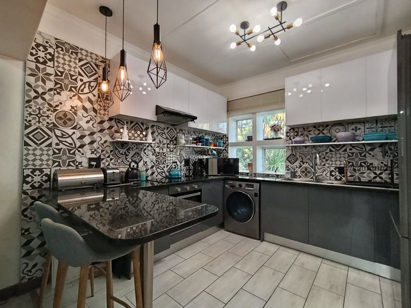 Stylish 2 bedroom beauty ready for you to move-in! - Photo 8