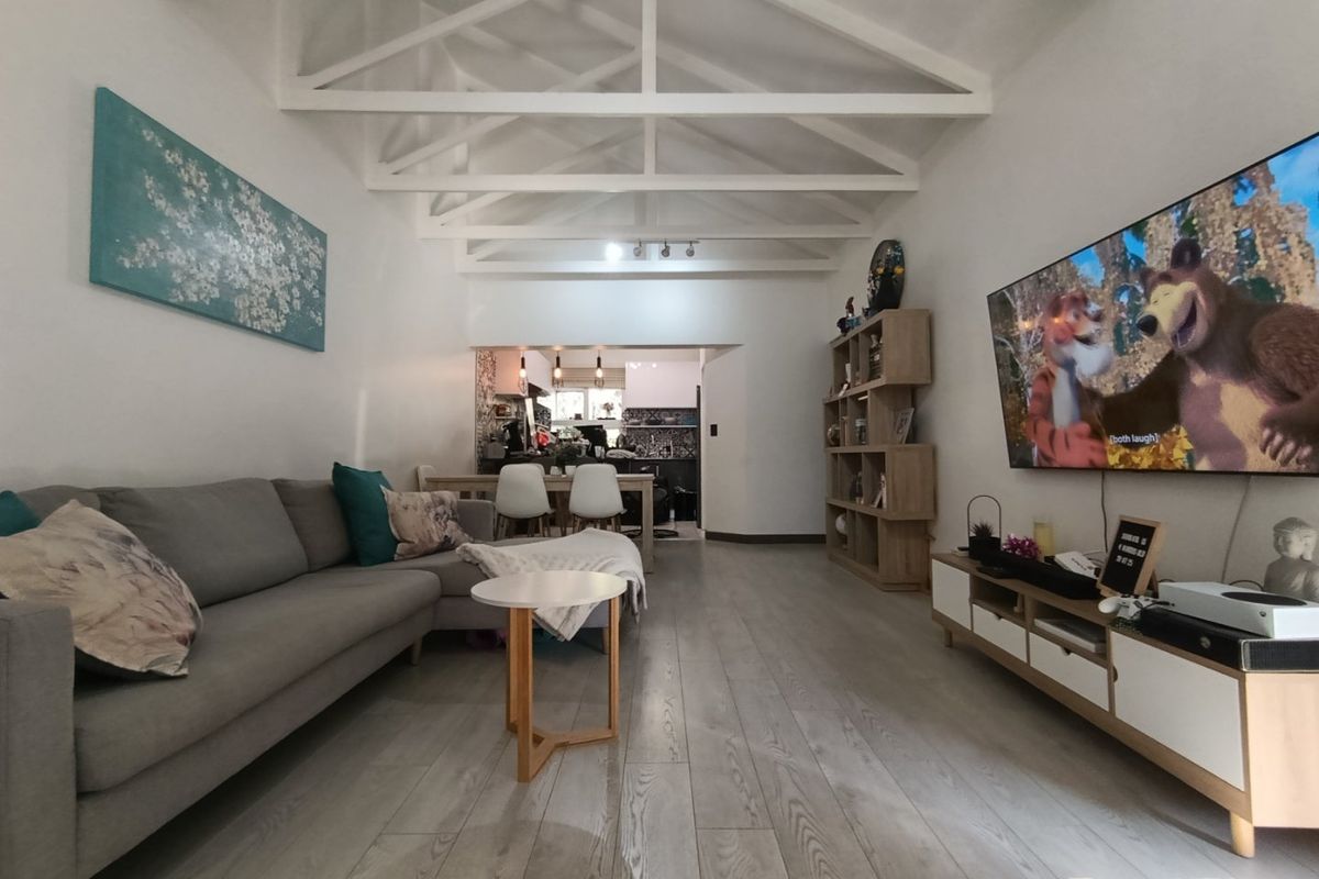 Stylish 2 bedroom beauty ready for you to move-in! - Photo 2