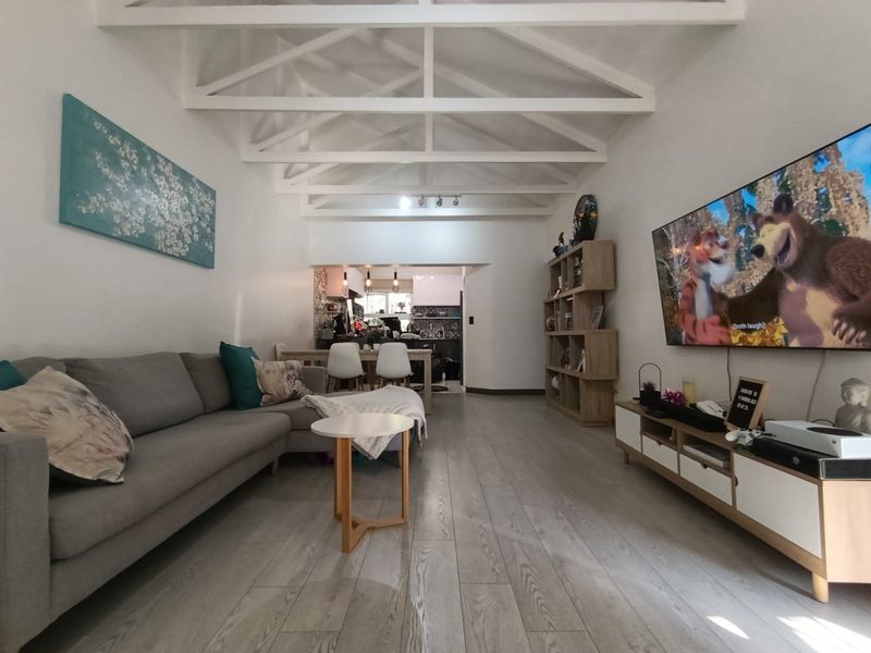 Stylish 2 bedroom beauty ready for you to move-in! - Photo 2