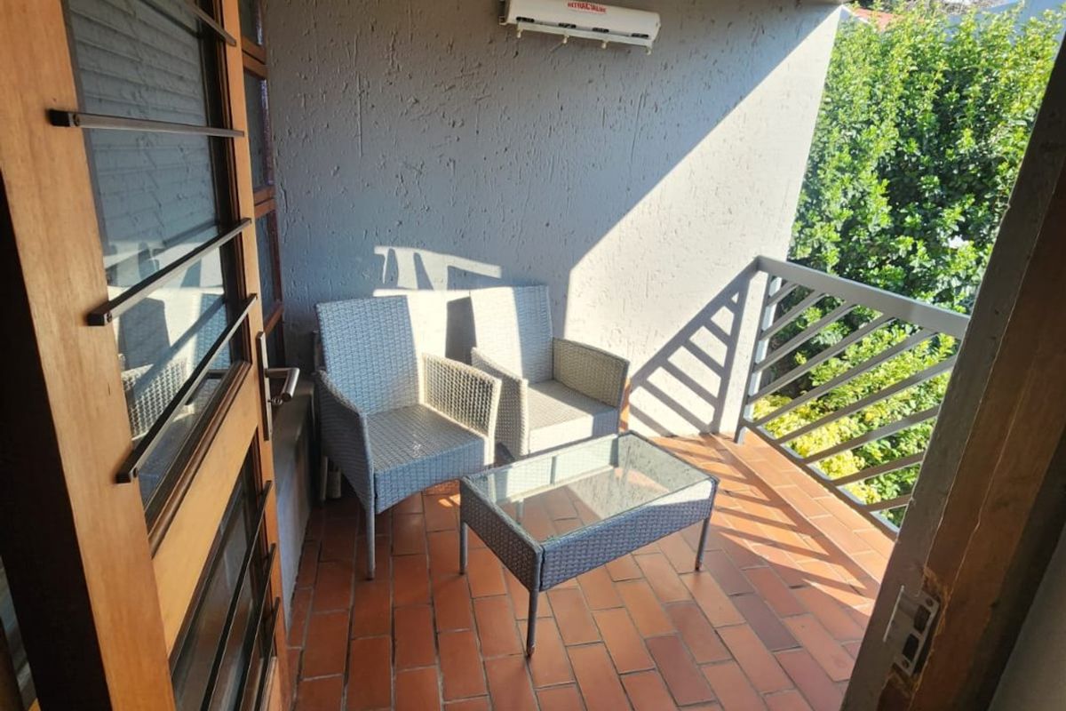 Stylish 2 bedroom beauty ready for you to move-in! - Photo 4