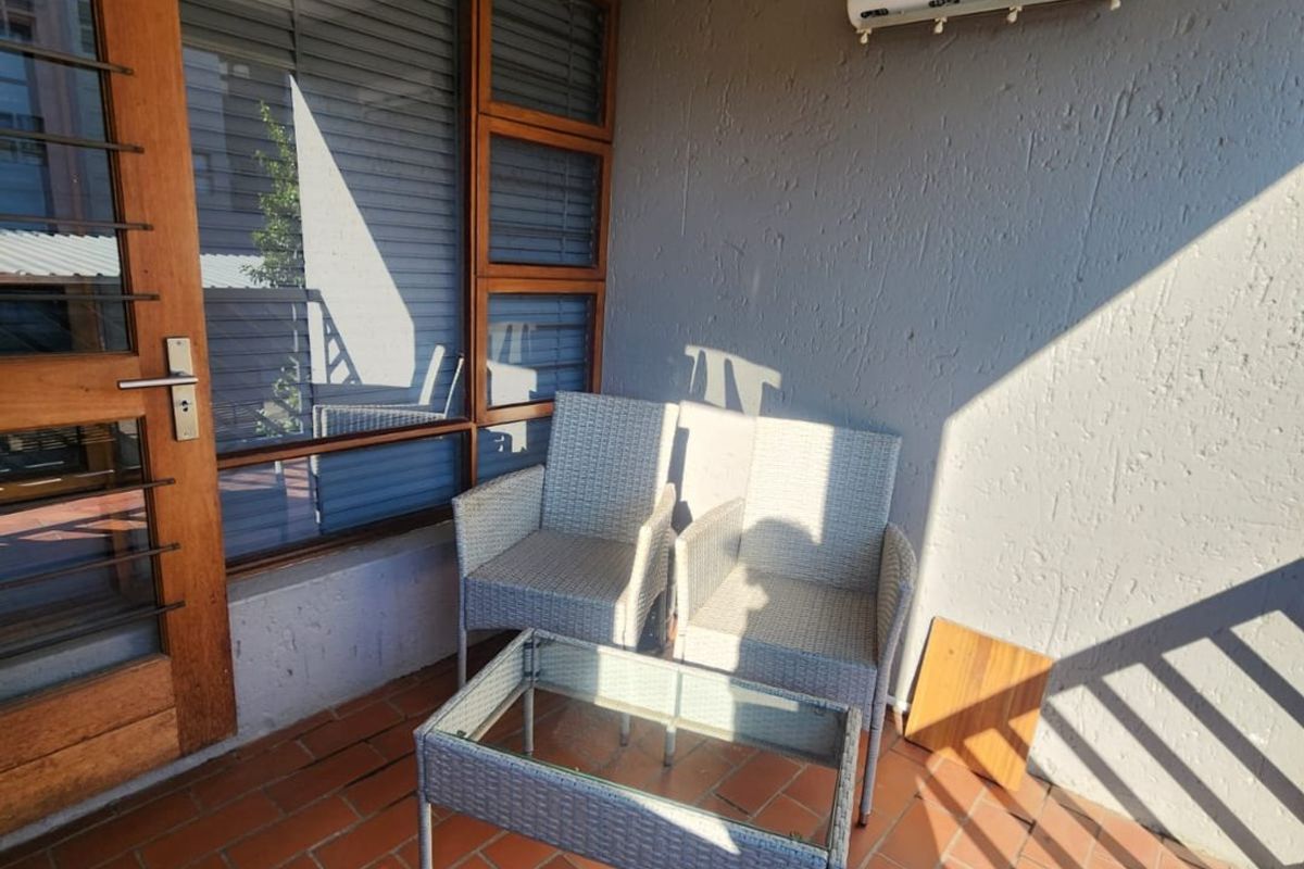 Stylish 2 bedroom beauty ready for you to move-in! - Photo 3