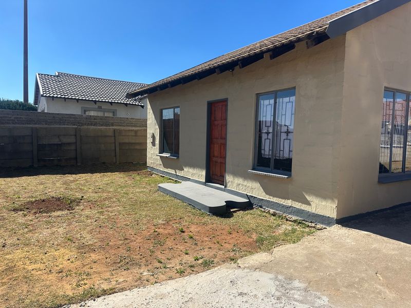 Family home for sale in Sebokeng zone 17 - Photo 4