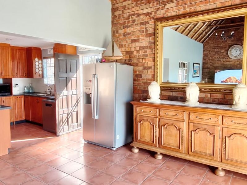 Stunning 3-Bedroom Home with Panoramic Dam Views - Photo 6