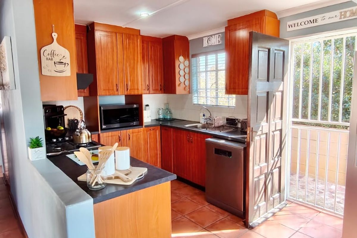 Stunning 3-Bedroom Home with Panoramic Dam Views - Photo 5