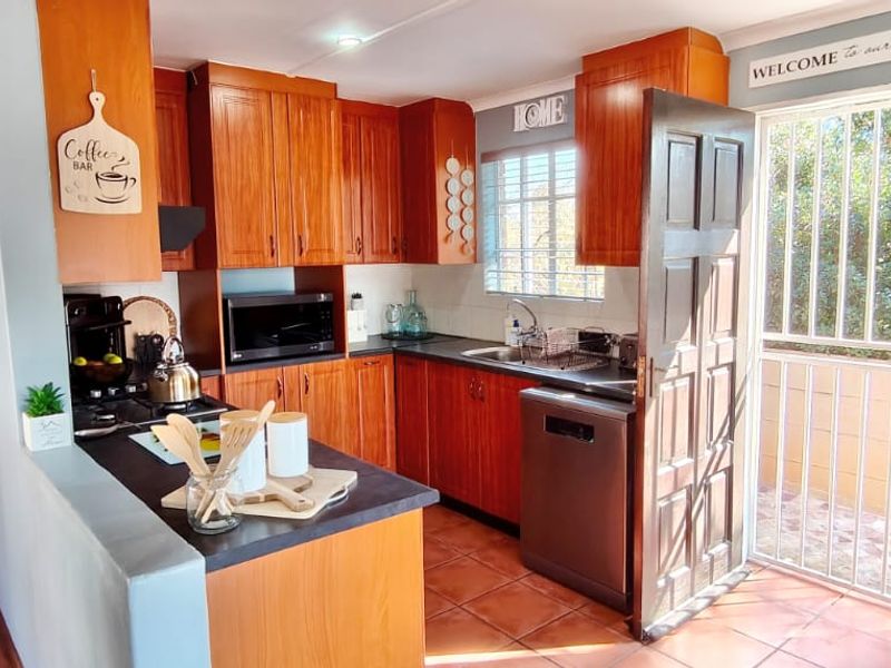 Stunning 3-Bedroom Home with Panoramic Dam Views - Photo 5