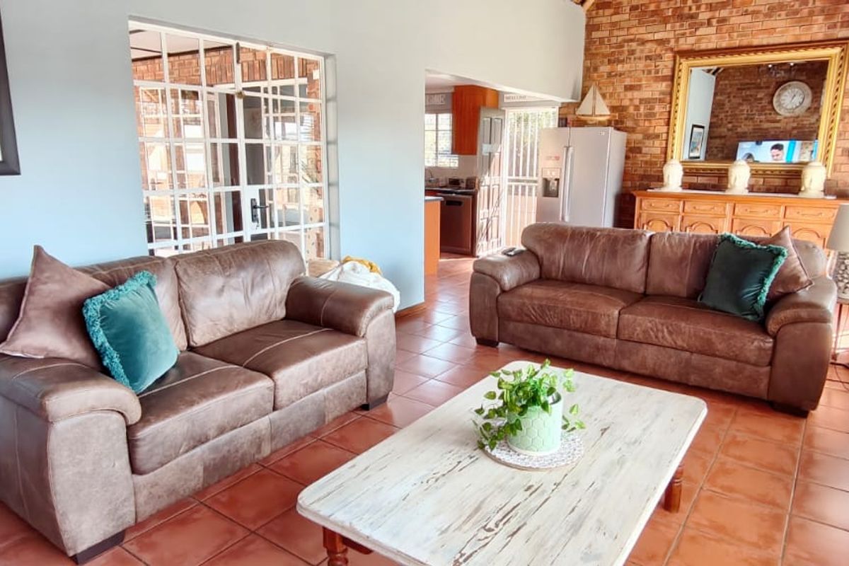 Stunning 3-Bedroom Home with Panoramic Dam Views - Photo 4