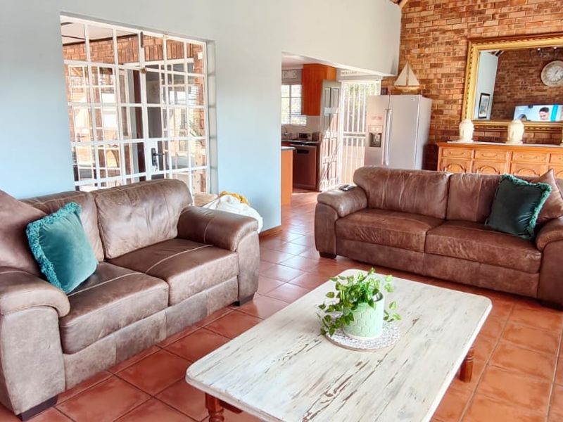 Stunning 3-Bedroom Home with Panoramic Dam Views - Photo 4