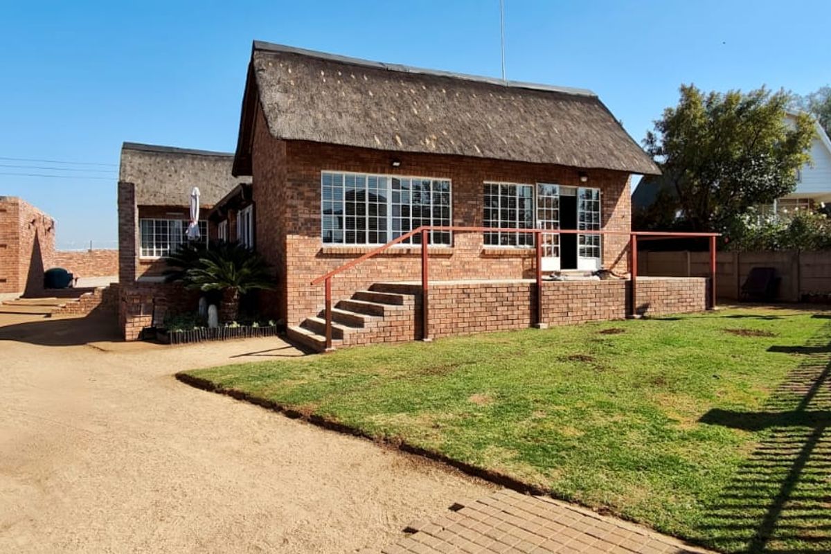 Stunning 3-Bedroom Home with Panoramic Dam Views - Photo 2