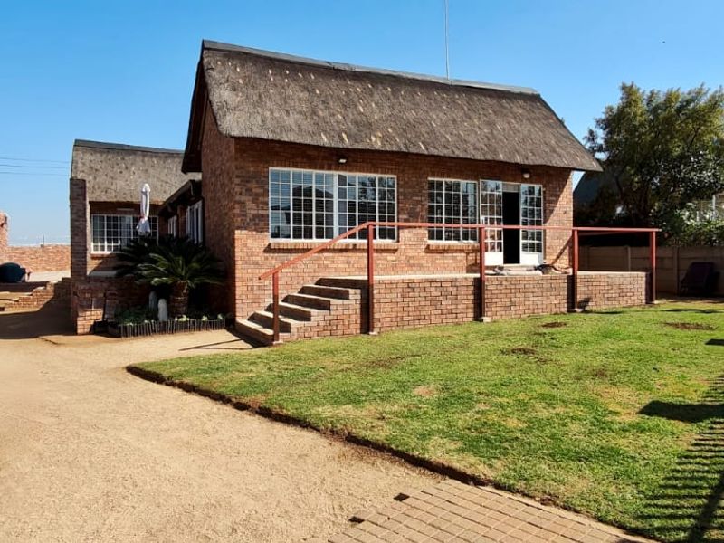 Stunning 3-Bedroom Home with Panoramic Dam Views - Photo 2