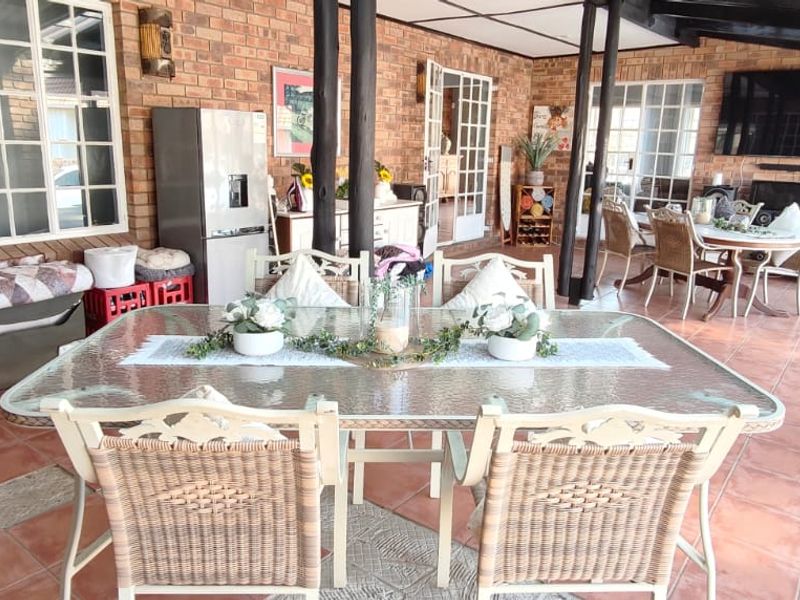 Stunning 3-Bedroom Home with Panoramic Dam Views - Photo 7