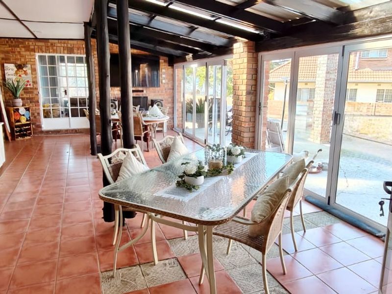 Stunning 3-Bedroom Home with Panoramic Dam Views - Photo 10