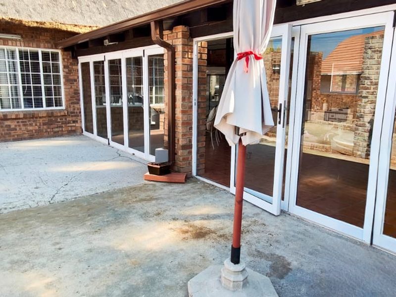 Stunning 3-Bedroom Home with Panoramic Dam Views - Photo 9