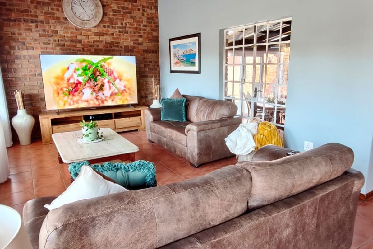 Stunning 3-Bedroom Home with Panoramic Dam Views - Photo 3