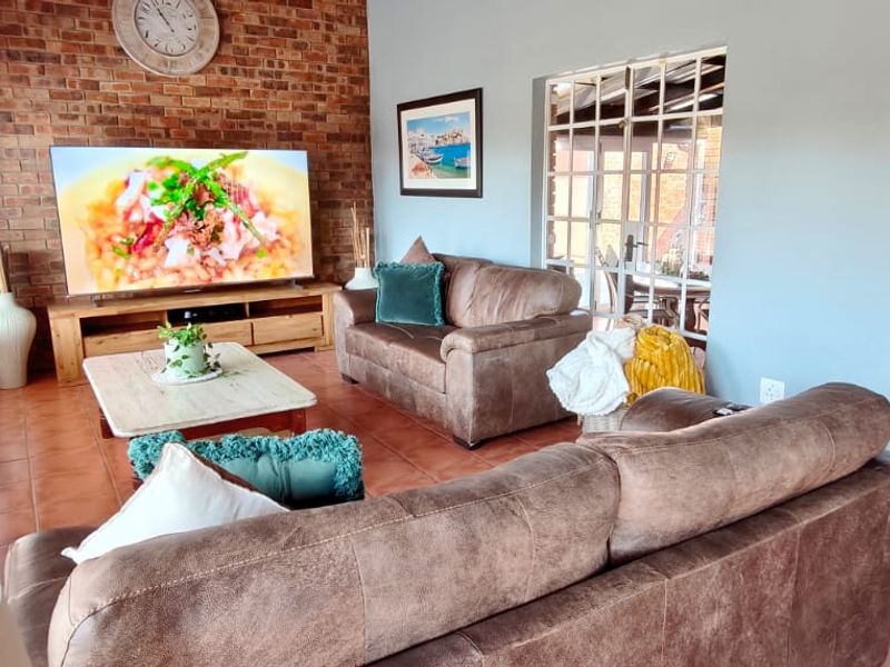 Stunning 3-Bedroom Home with Panoramic Dam Views - Photo 3