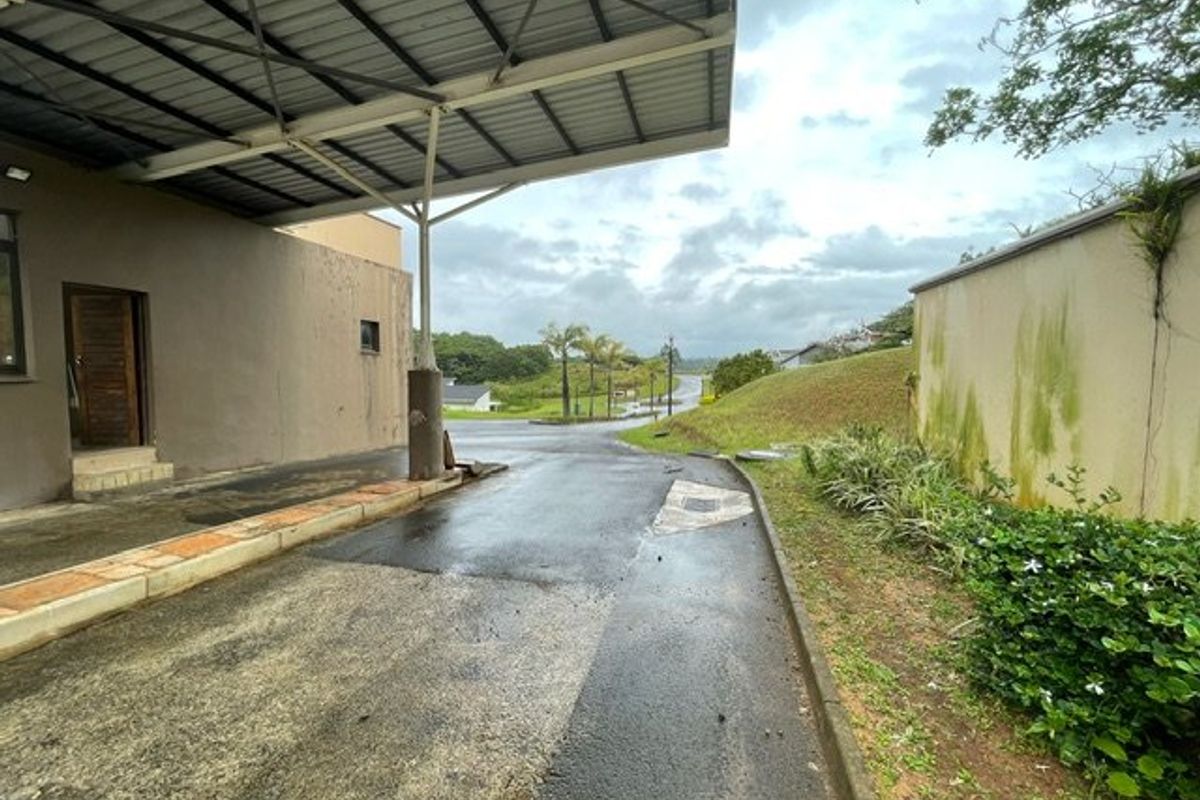 A Spacious 706 Square Meter Vacant Stand  - Photo 2