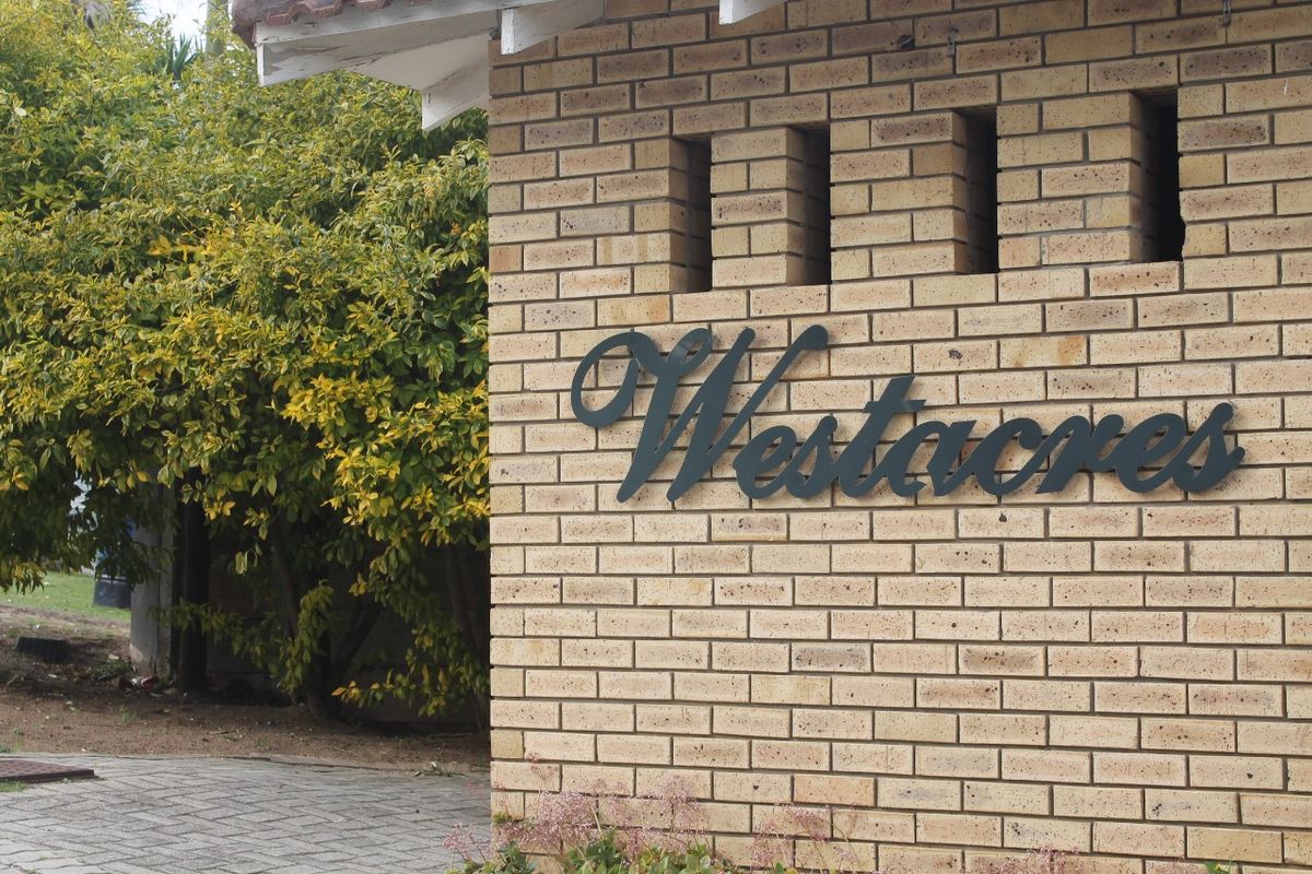 Tranquil Ground Floor Retreat – 2 Bedroom Apartment with Private Balcony - Photo 2