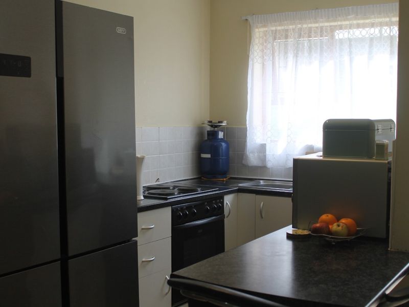 Tranquil Ground Floor Retreat – 2 Bedroom Apartment with Private Balcony - Photo 3