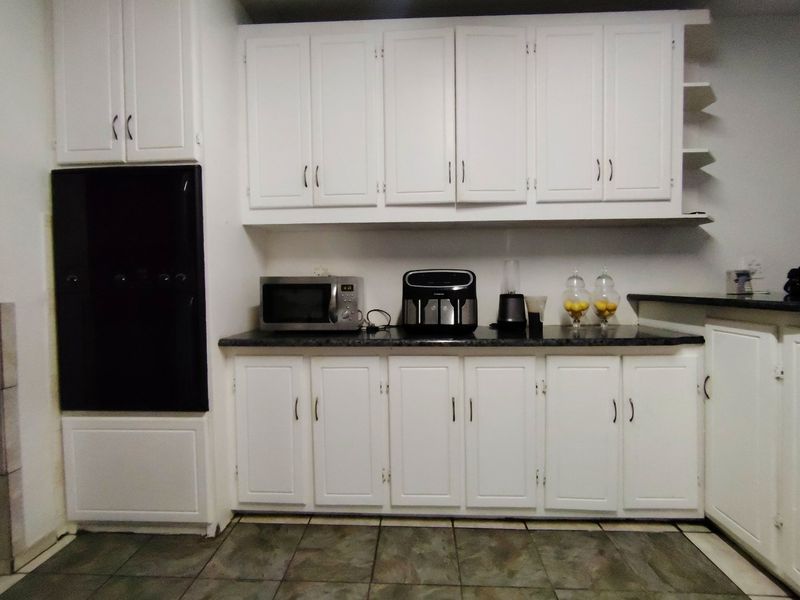 Stunning Family Home with a bachelor's flat in Baysvalley , Bloemfontein - Photo 9