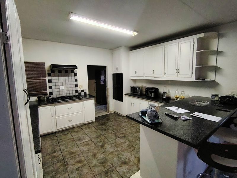 Stunning Family Home with a bachelor's flat in Baysvalley , Bloemfontein - Photo 8