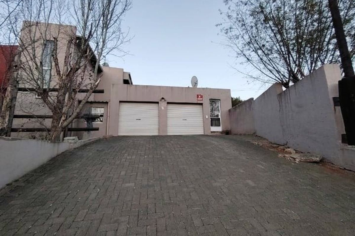 Stunning Family Home with a bachelor's flat in Baysvalley , Bloemfontein - Photo 2