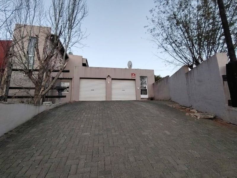 Stunning Family Home with a bachelor's flat in Baysvalley , Bloemfontein - Photo 2