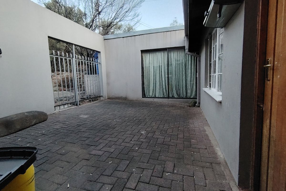 Stunning Family Home with a bachelor's flat in Baysvalley , Bloemfontein - Photo 3