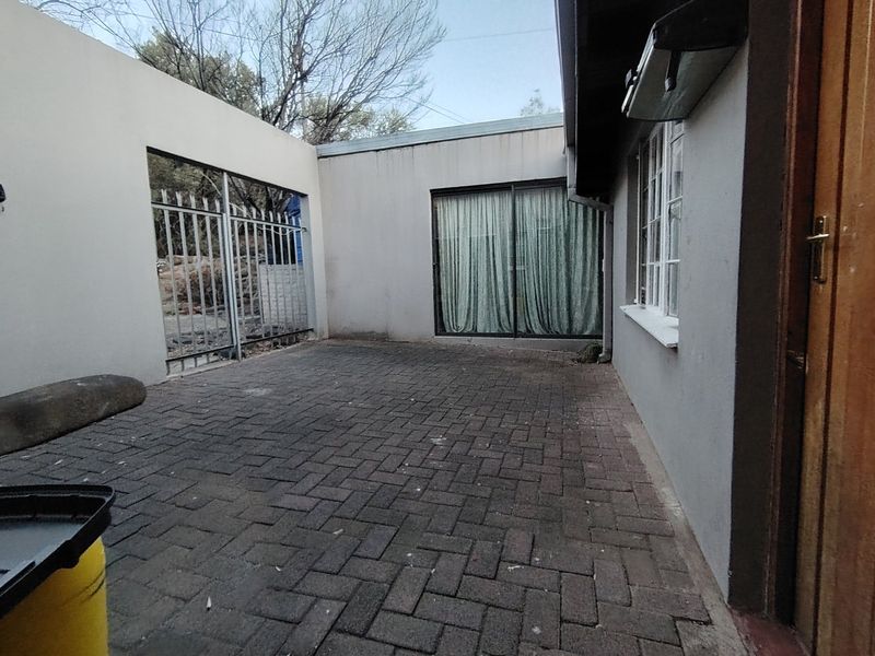 Stunning Family Home with a bachelor's flat in Baysvalley , Bloemfontein - Photo 3