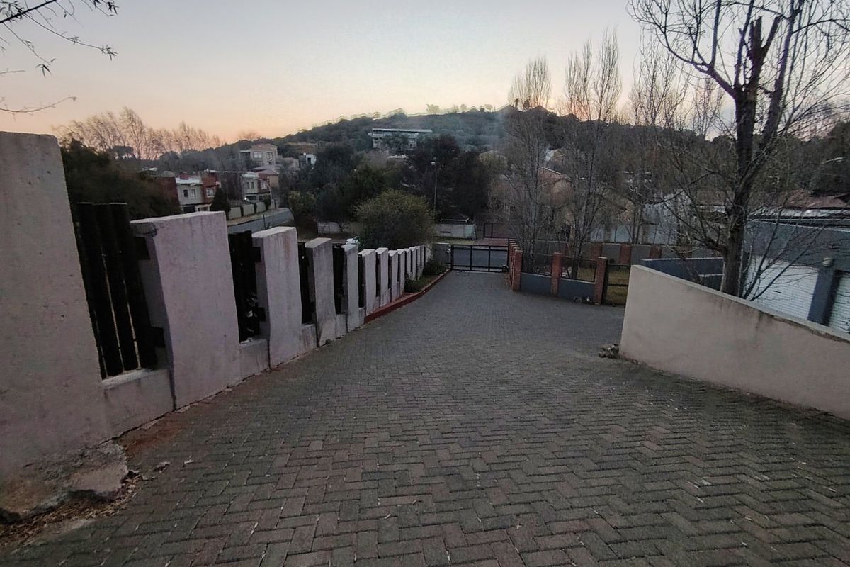 Stunning Family Home with a bachelor's flat in Baysvalley , Bloemfontein - Photo 5