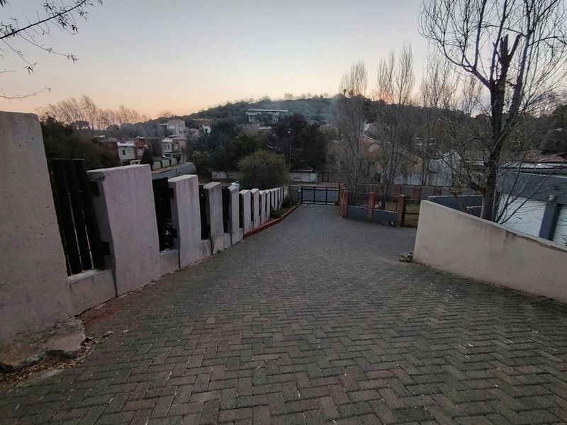 Stunning Family Home with a bachelor's flat in Baysvalley , Bloemfontein - Photo 5