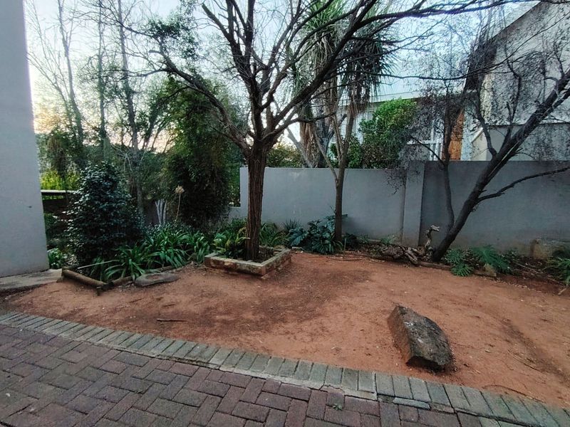 Stunning Family Home with a bachelor's flat in Baysvalley , Bloemfontein - Photo 7