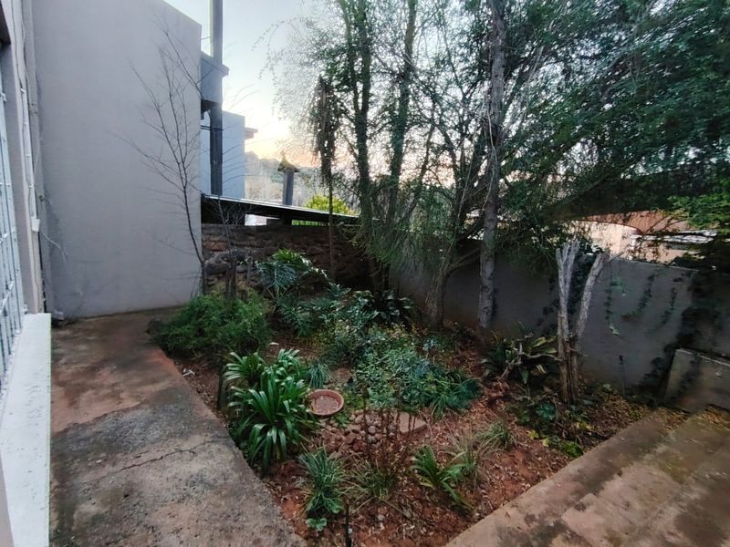 Stunning Family Home with a bachelor's flat in Baysvalley , Bloemfontein - Photo 4