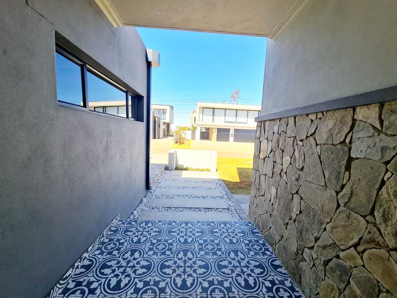 5 Bedroom Property For Sale In Midstream Heights  - Photo 5