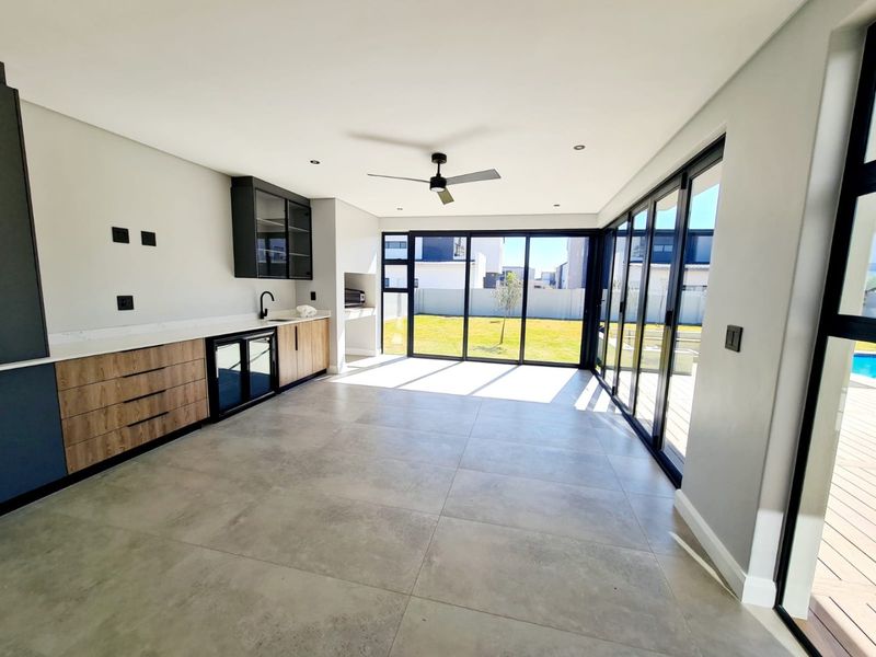 5 Bedroom Property For Sale In Midstream Heights  - Photo 10