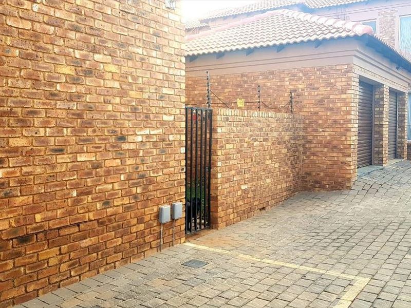 Neat 2-Bedroom Home with Garage - Photo 3